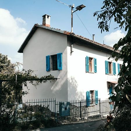 Superb Holiday Home In Piedmont Italy With Fireplace Santo Stefano Belbo Luaran gambar