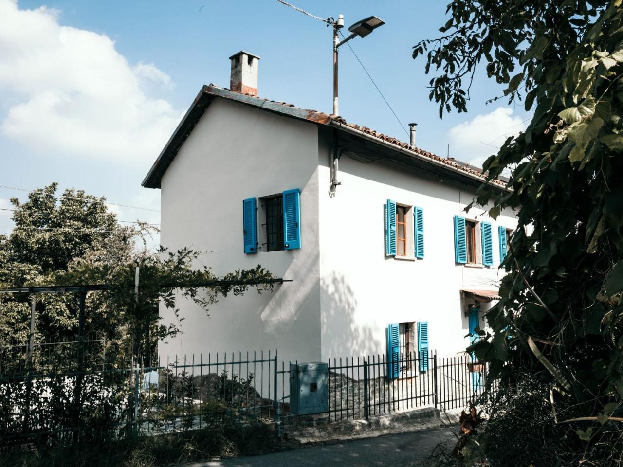 Superb Holiday Home In Piedmont Italy With Fireplace Santo Stefano Belbo Luaran gambar